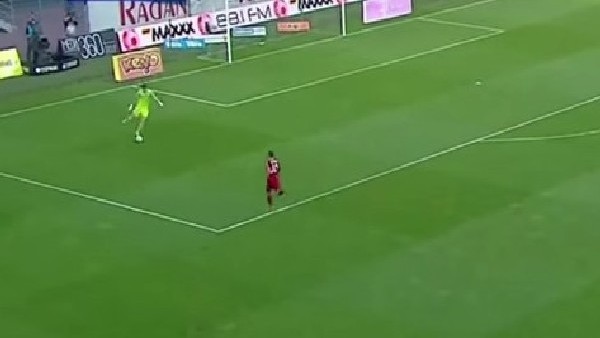 Legia kalecisinden güldüren hata!...