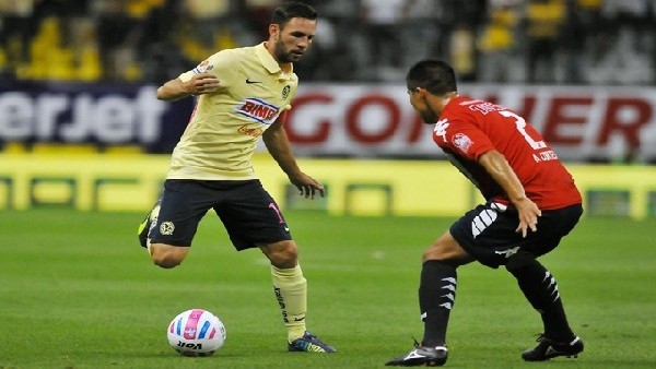 60 metreden kaleciyi fena avladı! Yok böyle gol...