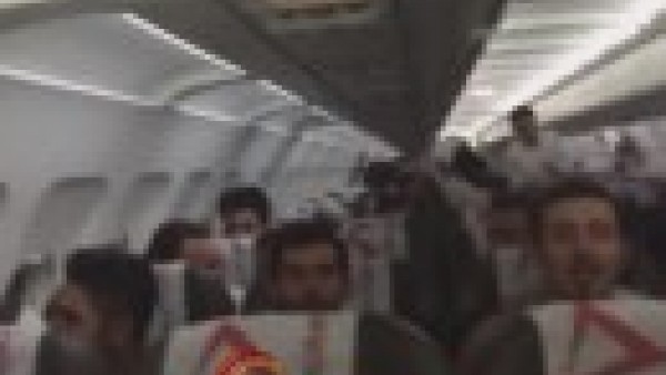 Göztepeliler uçakta 10. yıl marşını söyledi