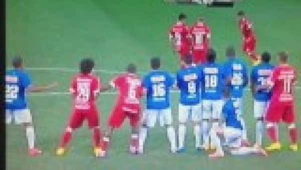 Frikik taktikleri herkesi çok şaşırttı!