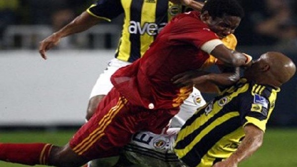 Unutulmaz derbi olayı! Keita'dan Roberto Carlos'a yumruk!