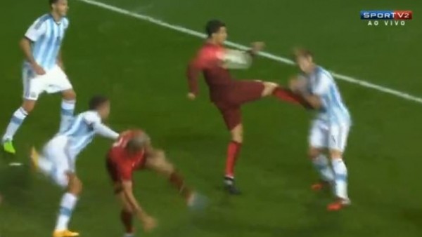 Ronaldo yanlışlıkla tekme attı