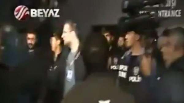 Korumalar gazetecileri dövdü