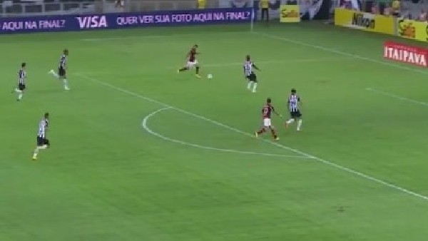 Orta sahadan aldı, delerek geldi!...