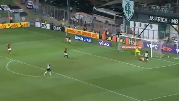 Gol atmak isterken kendini sakatladı!