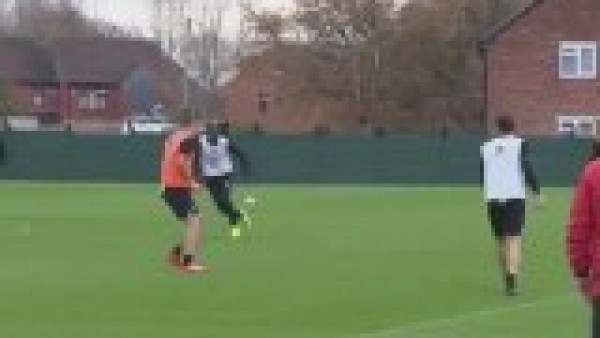 Balotelli antrenmanda şov yaptı!