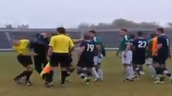 Hakemi bir yumrukla yere serdi!