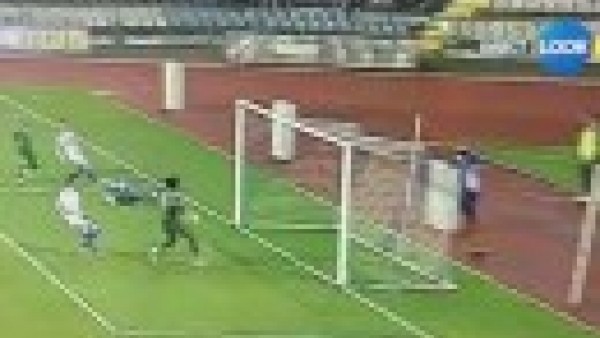 Bu golü atamayan adamı döverler!