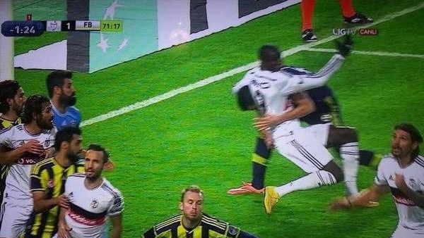 Demba Ba yerde kaldı, Beşiktaşlılar penaltı bekledi