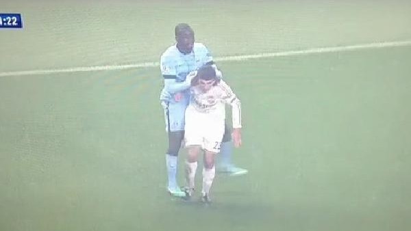 Yaya Toure çıldırdı! Rakibine vurdu...