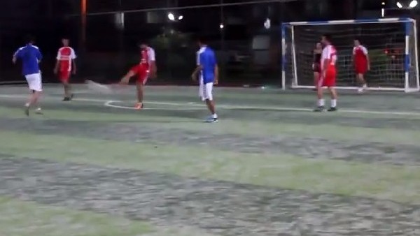 Halı sahada sıra dışı bir gol