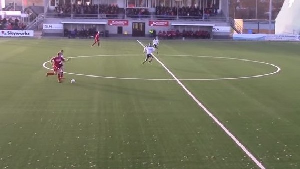 Orta sahasının gerisinden inanılmaz bir gol