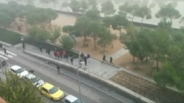 Atletico Madrid Taraftarları Bir Deportivo'luyu Nehre Attı