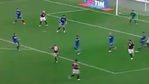 Dünyanın en kötü vuruşu! Kale yerine...