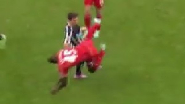 Böylesi görülmedi! Birbirlerine tekme attılar!