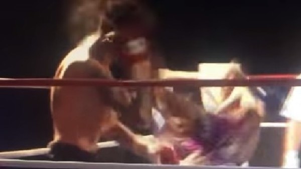 Rakibinin fişini çekti! Ölüm tekmesi...