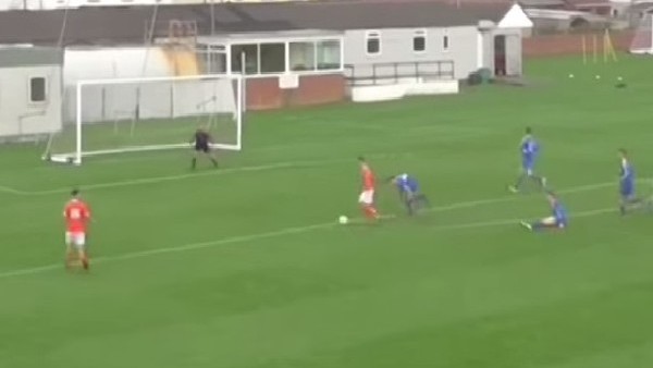 Tüm sahayı tek başına geçti ve...