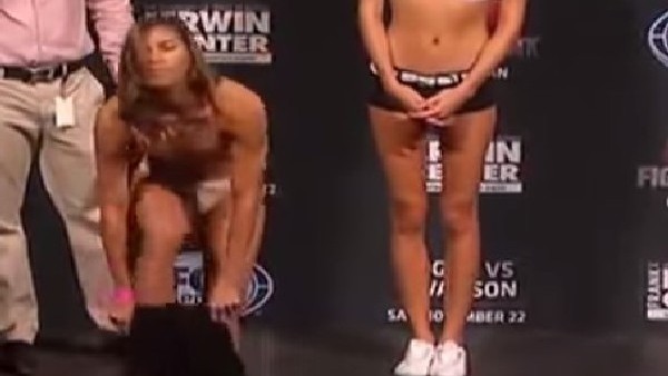 Basının önünde soyunup tartıldılar!