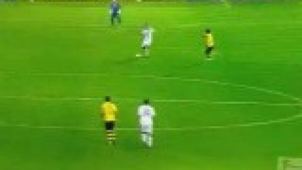 Kendi kalesine inanılmaz bir gol attı!