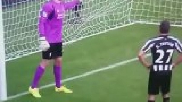 Premier Lig'de eşi benzeri görülmemiş frikik taktiği!