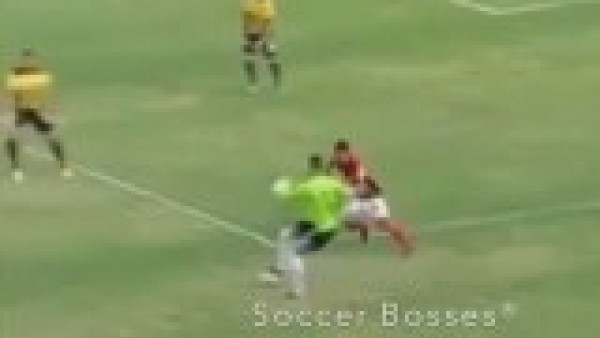 Kaleci resmen rezil etti!