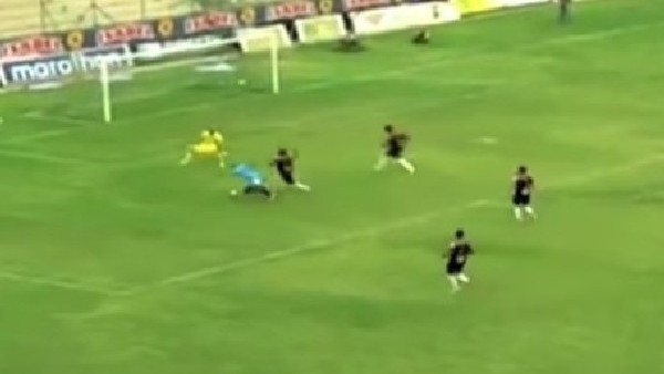 Denize atladı, hakem penaltı verdi!...