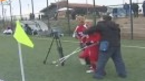 Hakemi koltuk değnekleriyle kovaladı