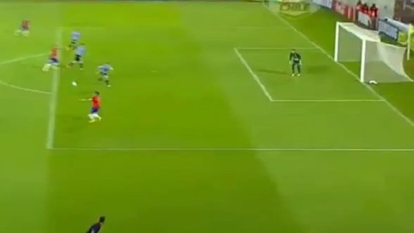 Alexis Sanchez, Muslera'yı avladı!