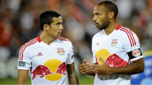 Asist Henry, gol Tim Cahill