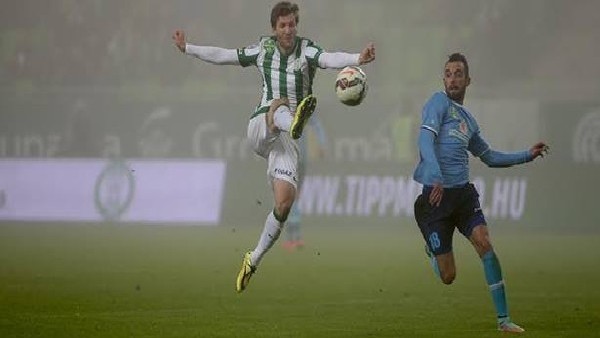 Rakip takımın hocasını yere düşürdü!