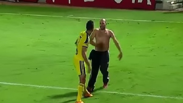 Sahaya inip futbolcuya tokat attı!