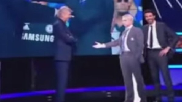 Arsene Wenger, Mourinho'nun maketi ile selamlaştı!...