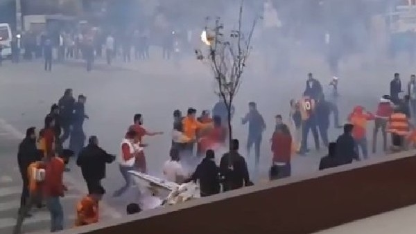 G.Saray ile F.Bahçe taraftarları arasında büyük olaylar