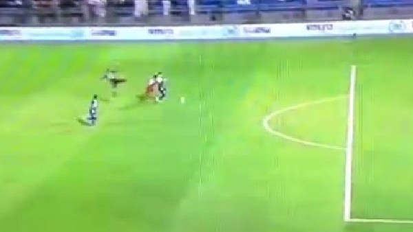 Topu kafayla uzaklaştırmak isteyen kalecinin hazin sonu