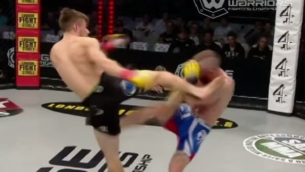 Rakibini sersem eden tekme!