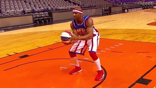 Arkası dönük halde basketi attı! Dünya rekoru...