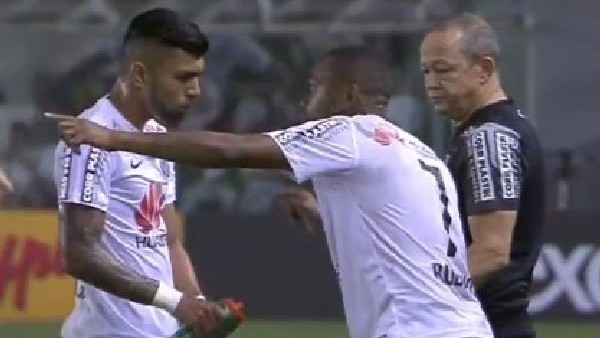 Robinho önce golü attırdı sonra hocalık yaptı!