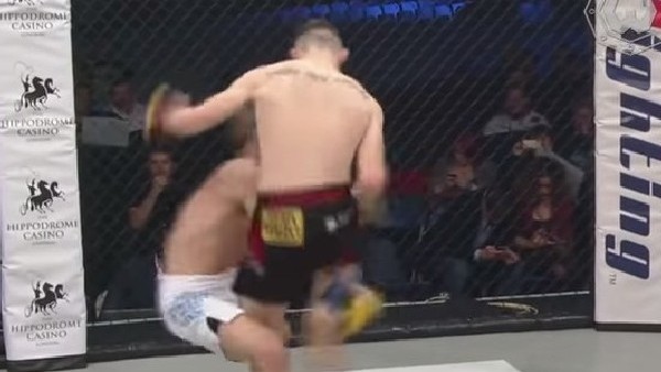 Rakibini diz darbesiyle bayılttı!