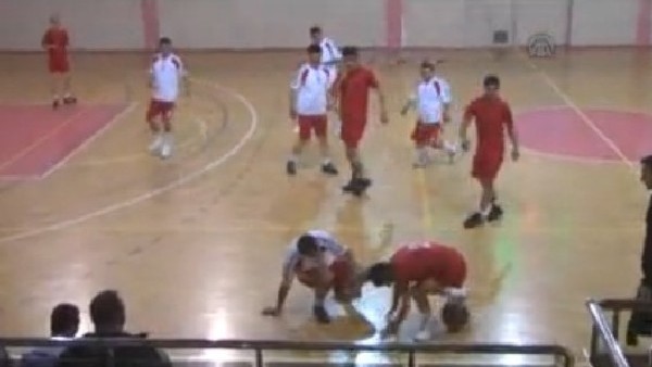 Engelli sporcular basketbol maçı oynadı