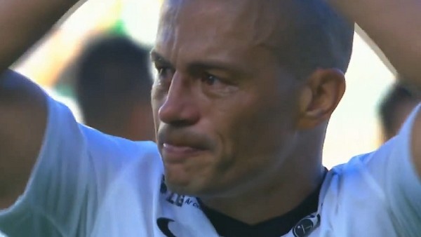 Alex gözyaşlarıyla bıraktı