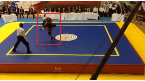 Ahmet, Rus rakibini yerden yere vurdu!