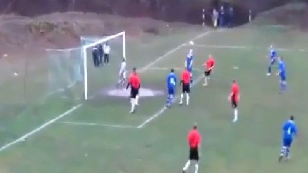 Topu uzaklaştırmak isterken kalesinde gördü!