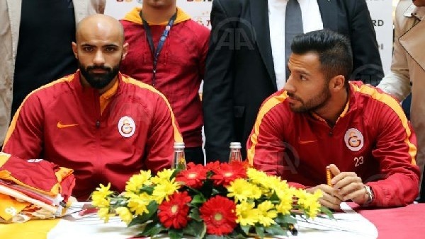 Galatasaraylı futbolcular imza dağıttı
