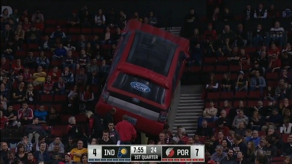 NBA'de şok! Seyircilerin üzerine düştü