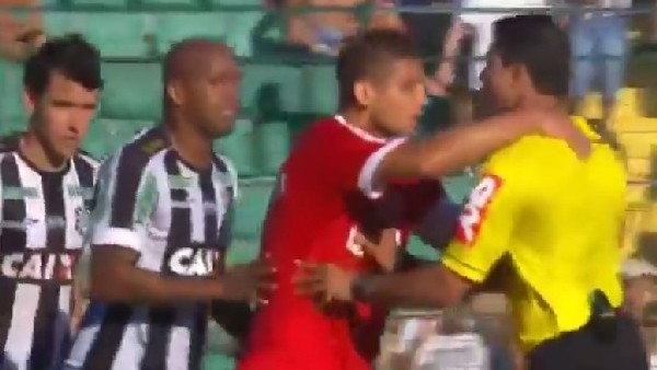 Hakemi kovalayıp, saldırdılar!