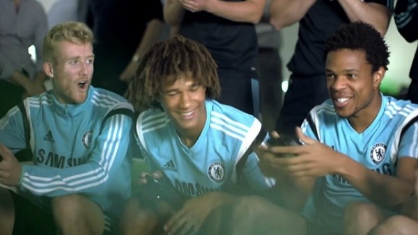 Chelsea'li yıldızlar Fifa 15'te kapıştı