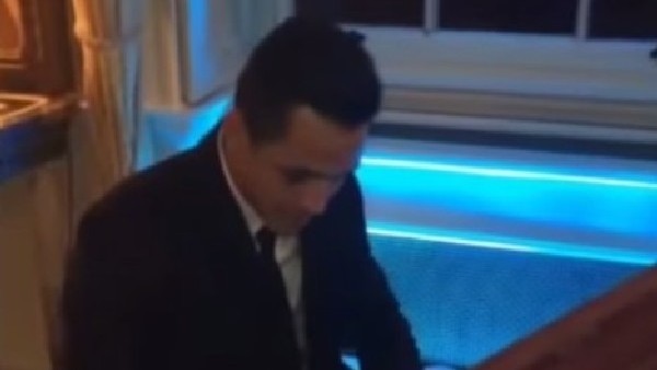 Piyanist şantör Alexis Sanchez!
