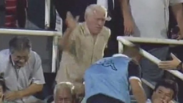 Tribündeki yaşlı amcadan herkese tokat