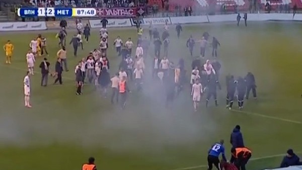 Sahaya dalıp hakemi dövmek istediler!