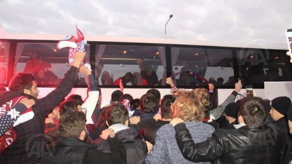 Trabzonspor kafilesini coşkulu taraftar grubu karşıladı